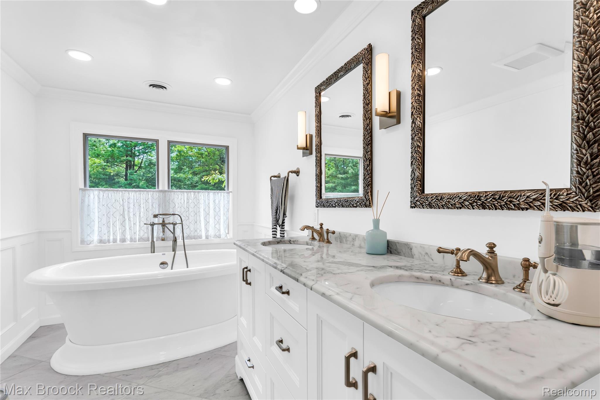 2620 Wendover Road Bloomfield Hills, MI 48302 - Photo 26 of 56 Primary suite spa bathroom