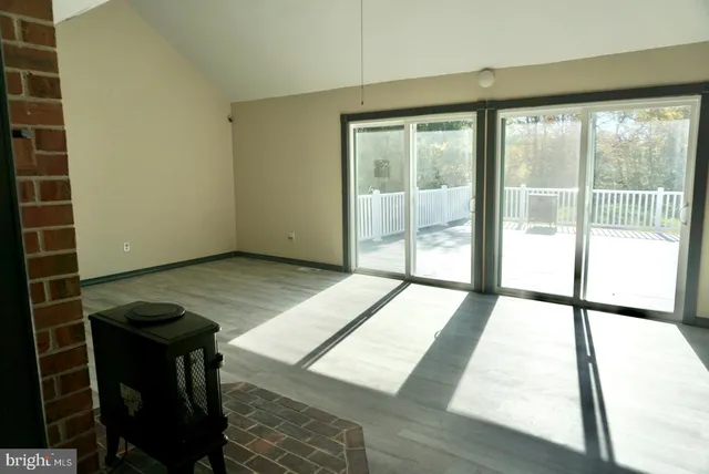 a view of entryway of kitchen