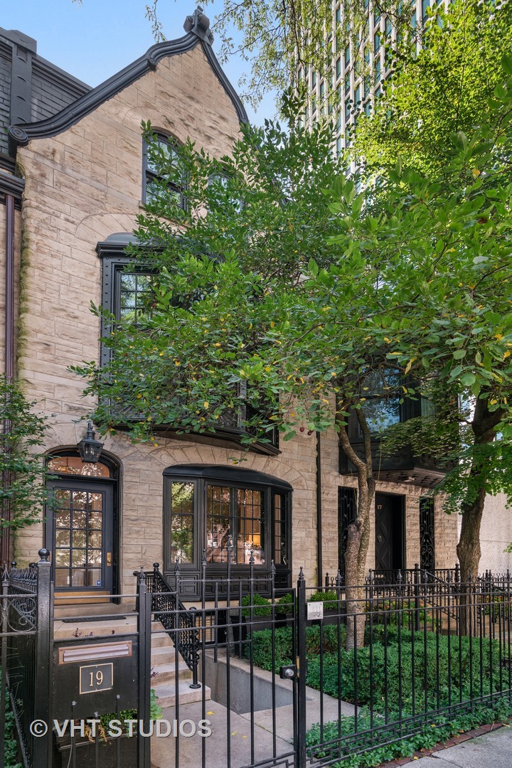 19 East Scott Street Chicago, IL 60610 - Photo 1 of 25