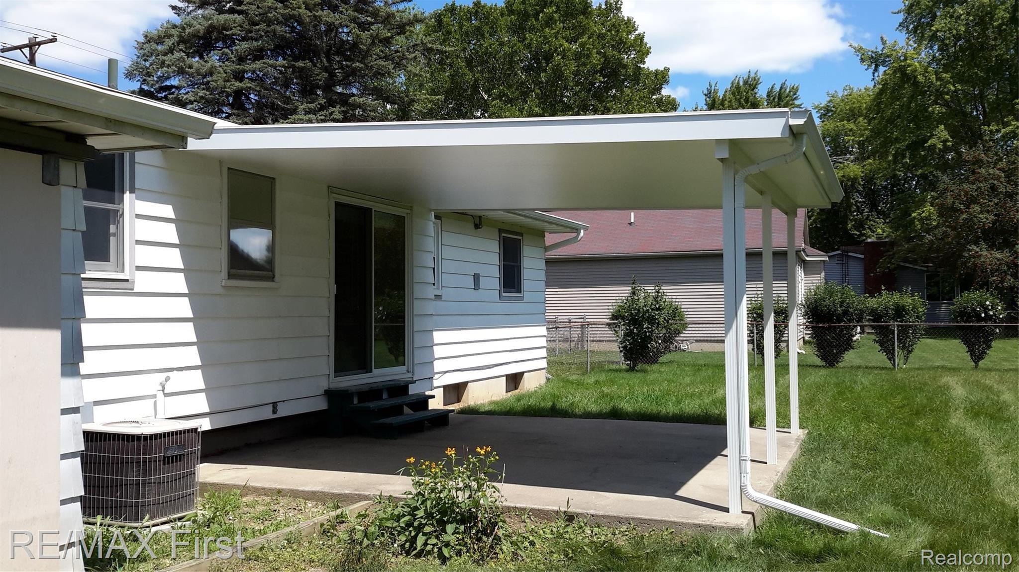 5290 East Carpenter Road Flint, MI 48506 - Photo 25 of 30 NEW PATIO AWNING - CAN BE COVERTED INTO A 3 SEASON ROOM?