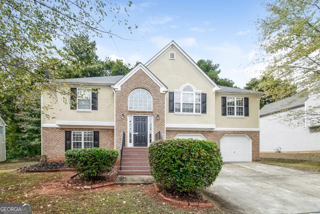 a view of front a house with a yard