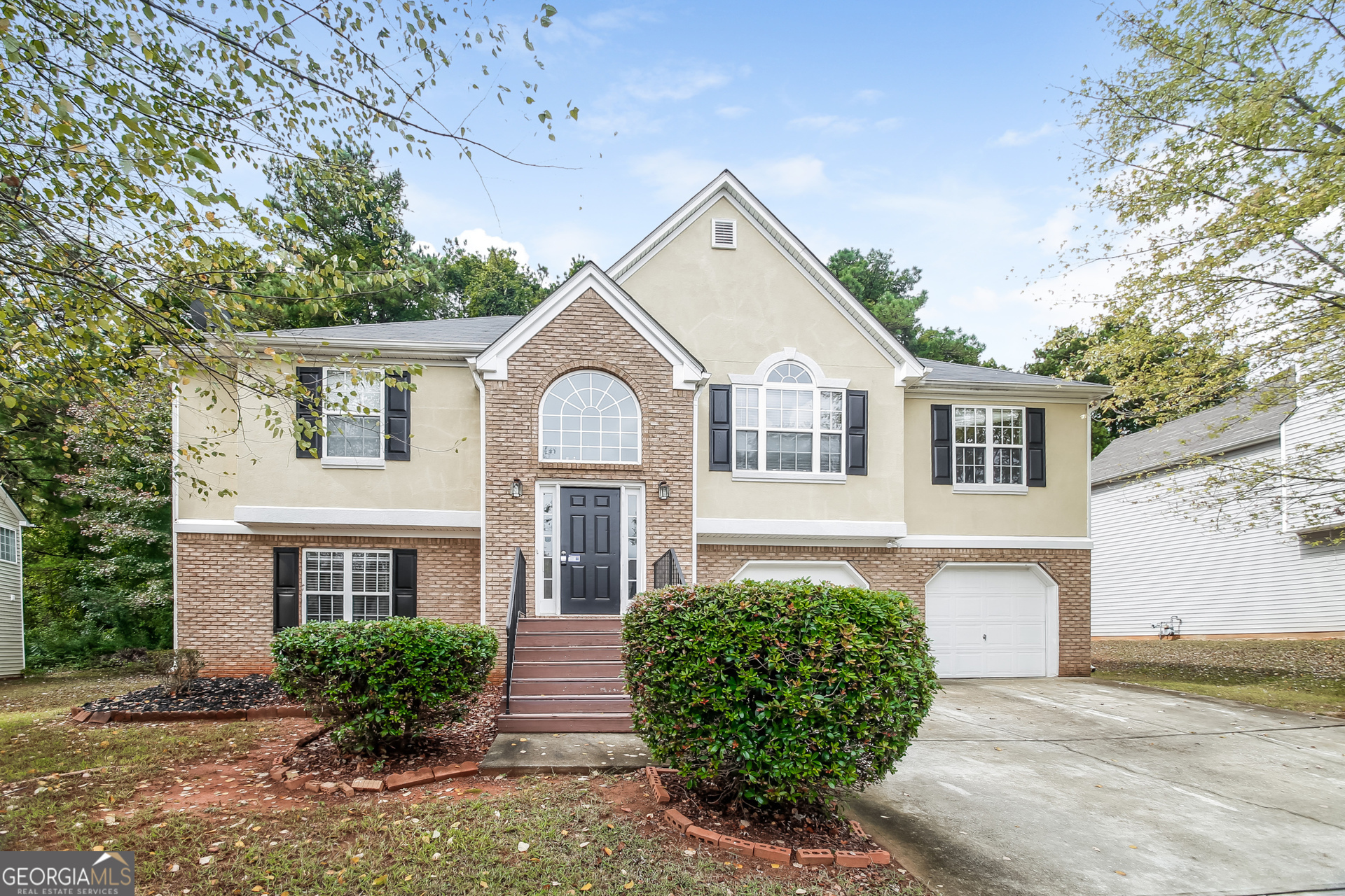a view of front a house with a yard