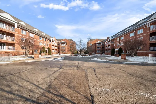 $439,900 | 400 South NW Highway, Unit 301B, Park Ridge, IL 60068