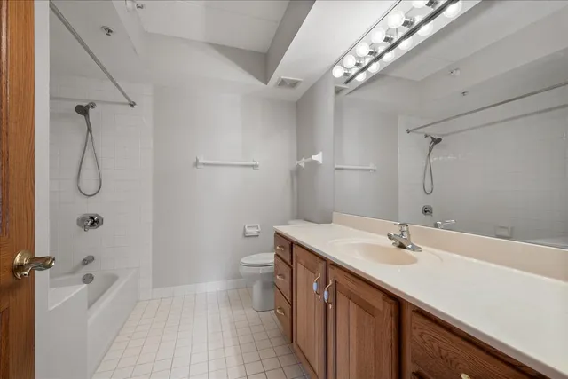 $439,900 | 400 South NW Highway, Unit 301B, Park Ridge, IL 60068