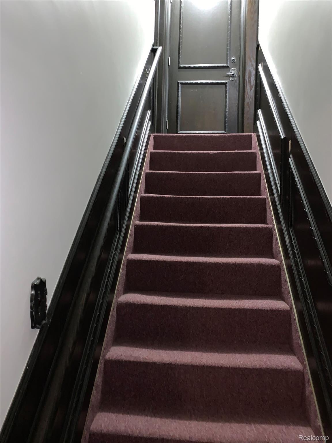 29291 Ridgefield Avenue Warren, MI 48088 - Photo 14 of 24 Basement stair.jpg