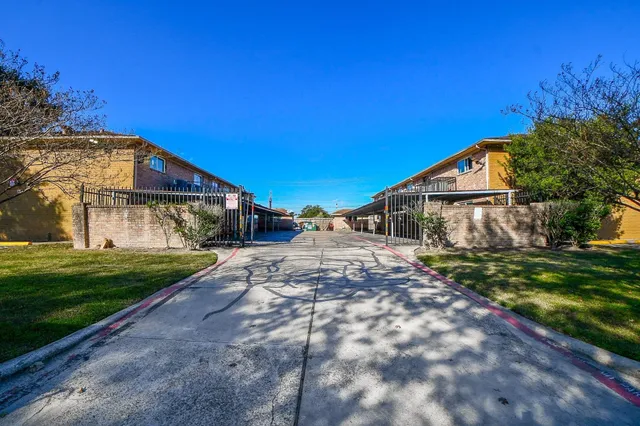 $900,000 | 7902 Prestwood Drive, Unit 110, Houston, TX 77036