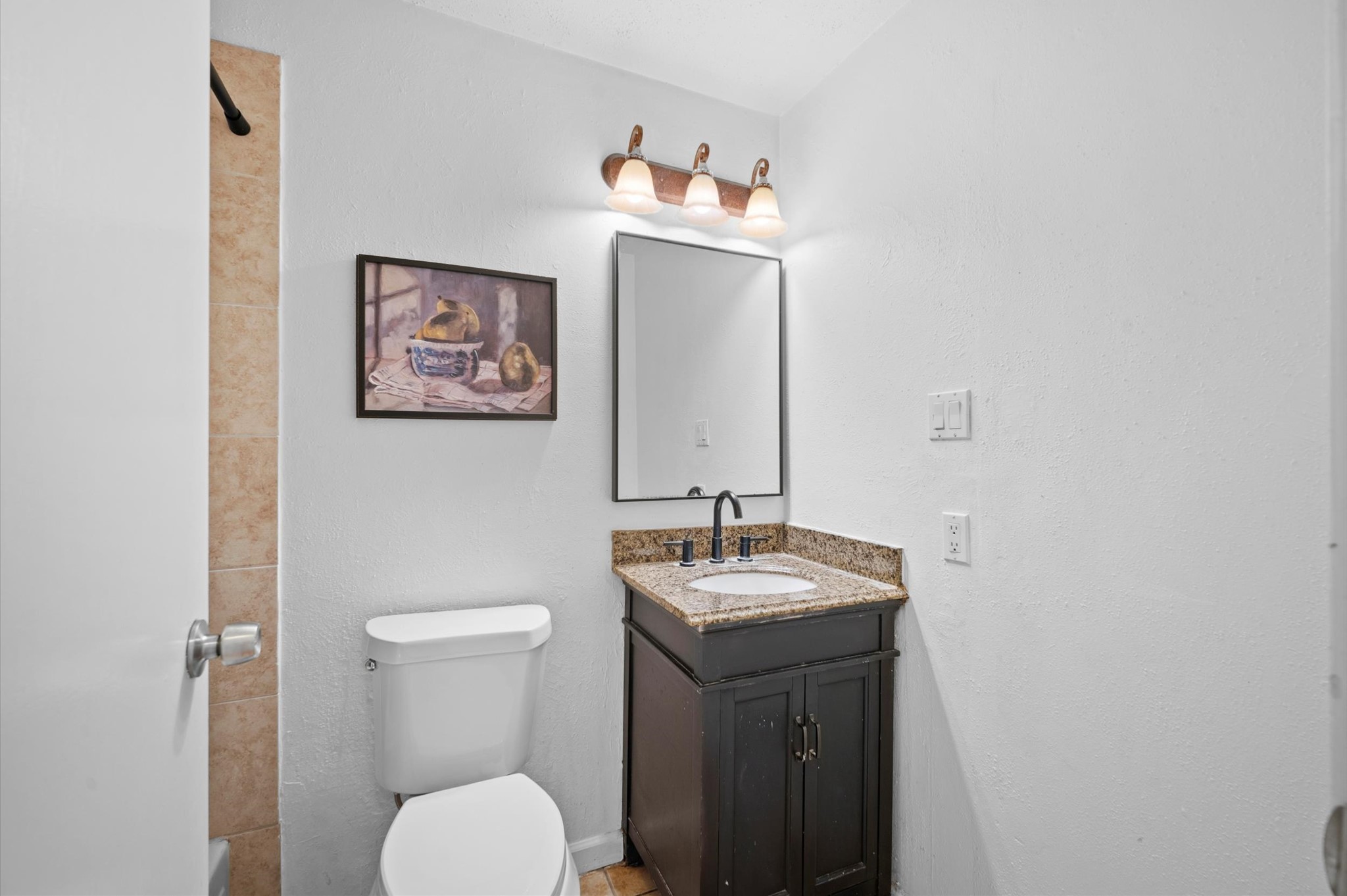 2715 Wood River Road Spring, TX 77373 - Photo 18 of 39 Full bath upstairs w/ shower and tub combo!