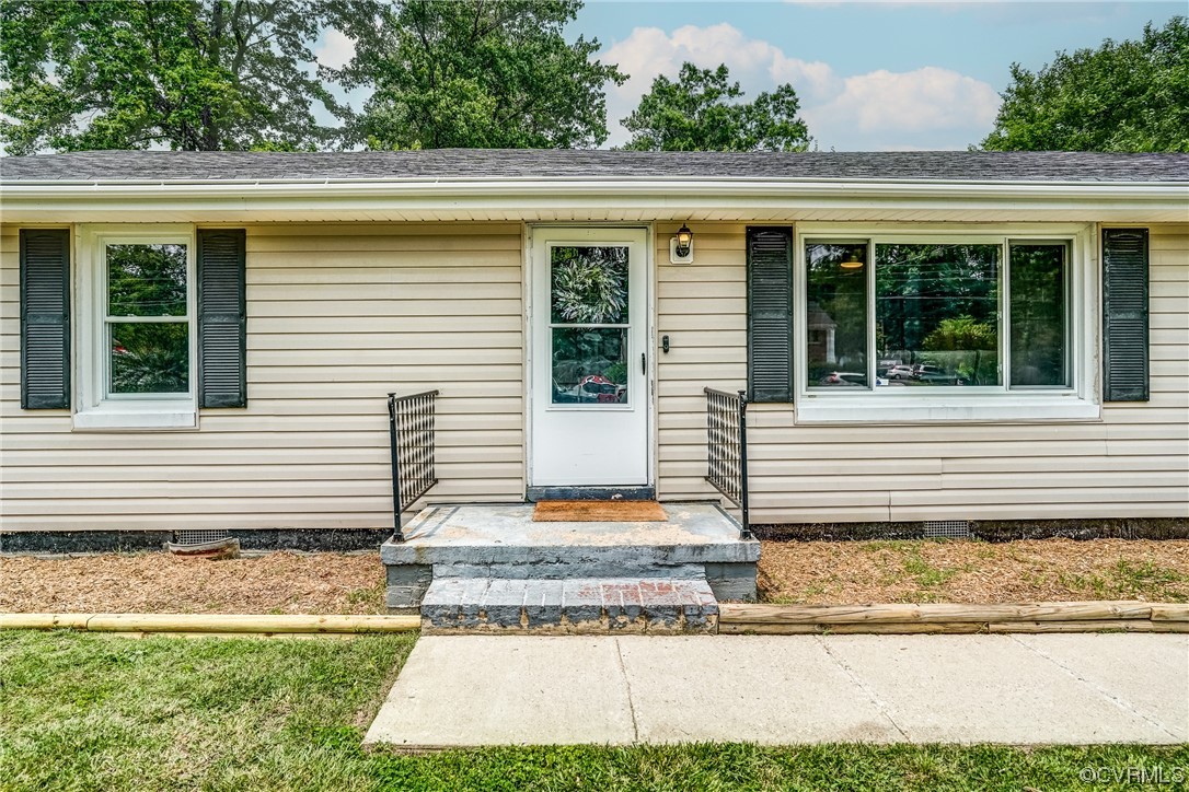 3312 Hawkins Road Henrico, VA 23228 - Photo 5 of 32 a front view of a house
