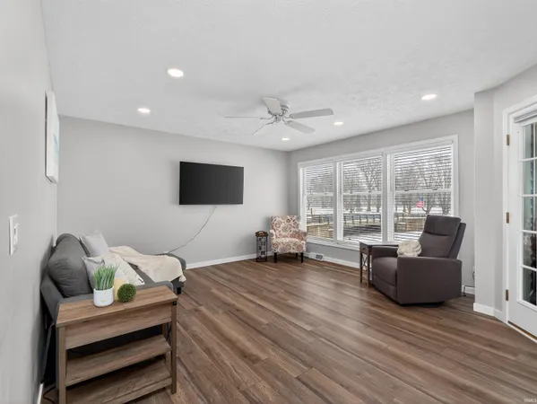 $329,900 | 700 South Lakeside Drive, Unit 6, Syracuse, IN 46567