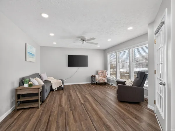 $324,900 | 700 South Lakeside Drive, Unit 6, Syracuse, IN 46567