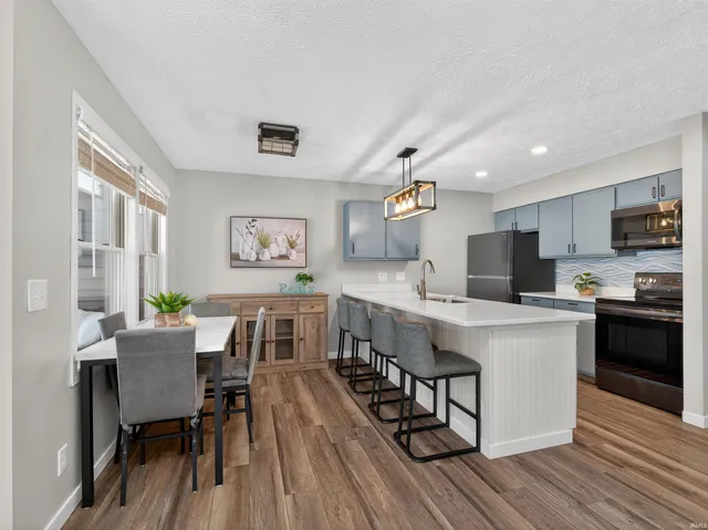 $329,900 | 700 South Lakeside Drive, Unit 6, Syracuse, IN 46567