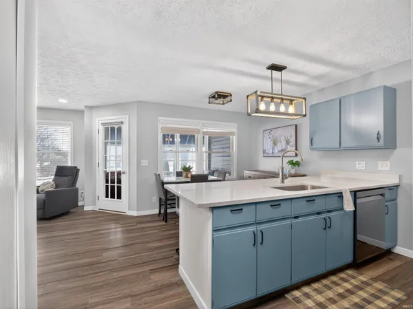 $324,900 | 700 South Lakeside Drive, Unit 6, Syracuse, IN 46567