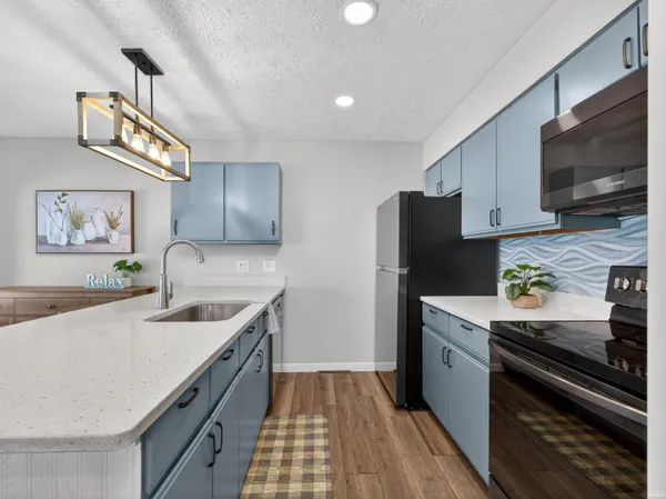 $329,900 | 700 South Lakeside Drive, Unit 6, Syracuse, IN 46567