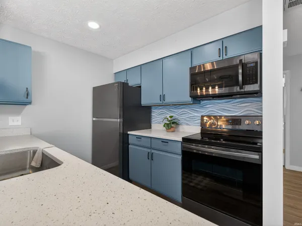 $329,900 | 700 South Lakeside Drive, Unit 6, Syracuse, IN 46567