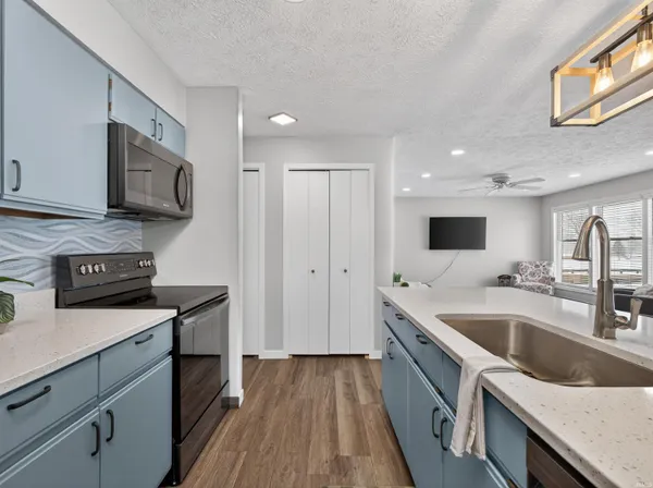 $329,900 | 700 South Lakeside Drive, Unit 6, Syracuse, IN 46567