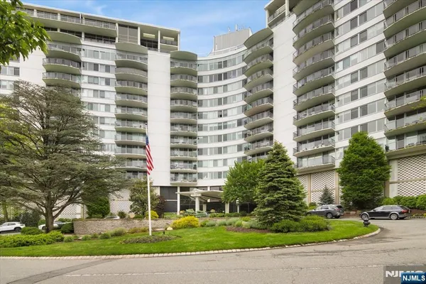 $2,850 | 1 Claridge Drive, Unit 212, Verona, NJ 07044