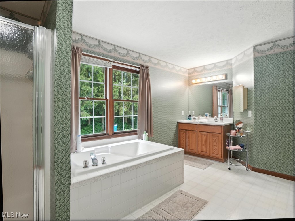 13670 Ravenna Road Chardon, OH 44024 - Photo 22 of 37 Owner's suite full bathroom.