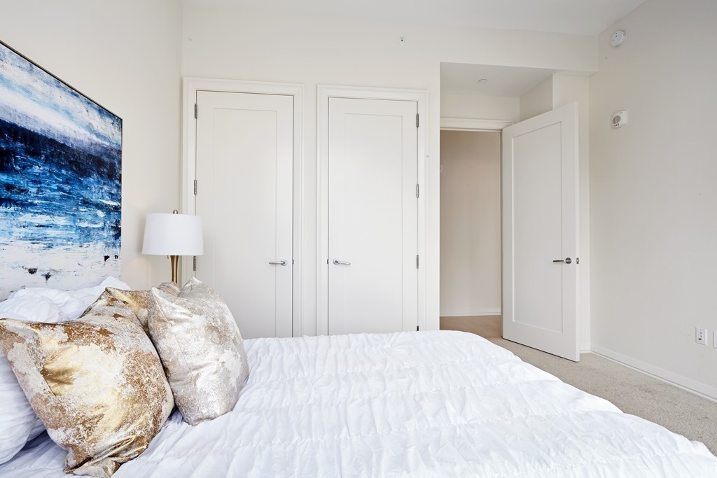 1 Franklin Street, Unit 3409 Boston, MA 02110 - Photo 12 of 18 a bedroom with a bed and a window