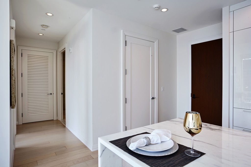 1 Franklin Street, Unit 3409 Boston, MA 02110 - Photo 10 of 18 a room with furniture and a lamp