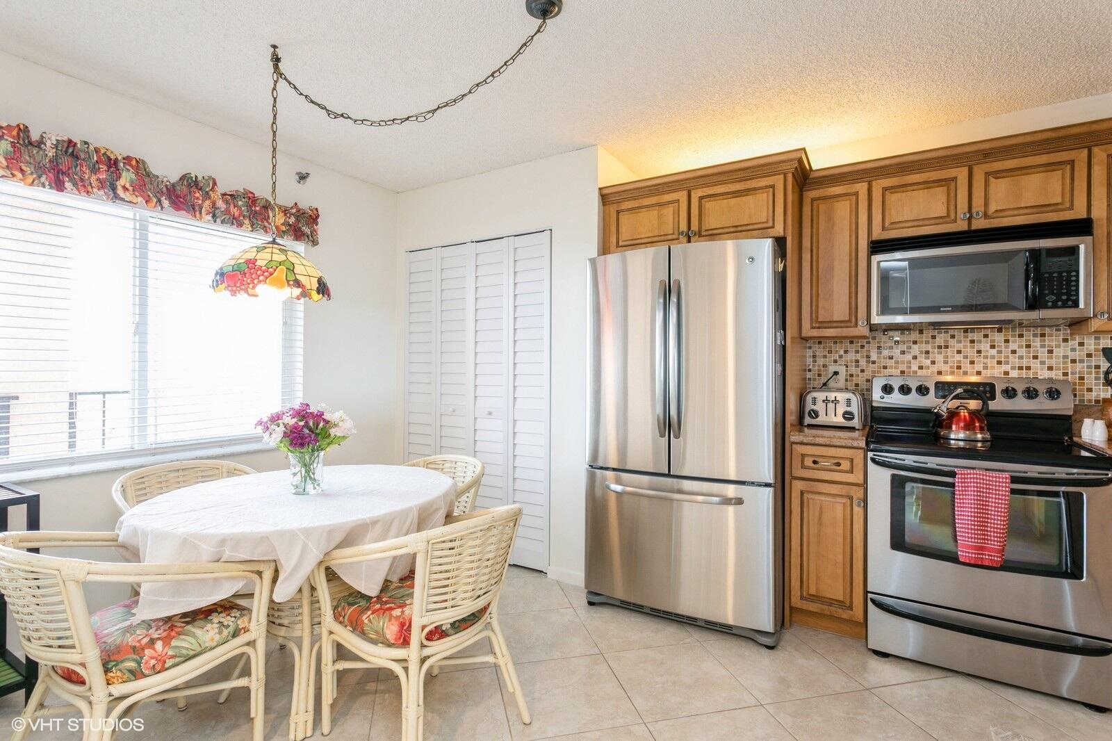 275 Palm Avenue, Unit B403 Jupiter, FL 33477 - Photo 5 of 18 Kitchen