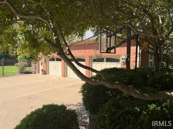 $1,090,000 | 5421 Winthrop Court, Evansville, IN 47715