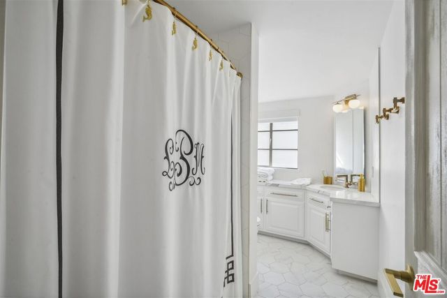 a view of a livingroom with furniture