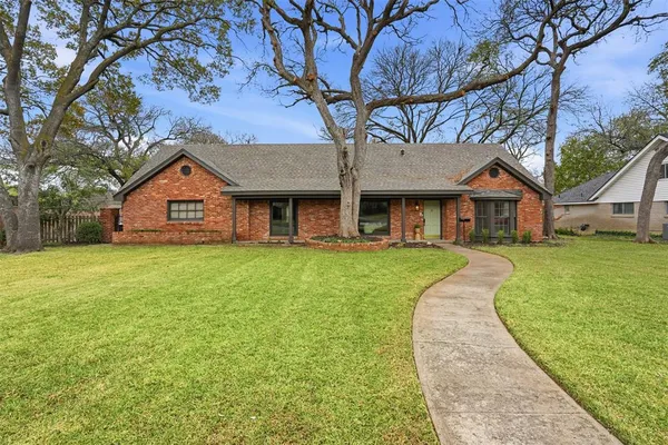 $499,500 | 8625 Marys Creek Drive, Benbrook, TX 76116
