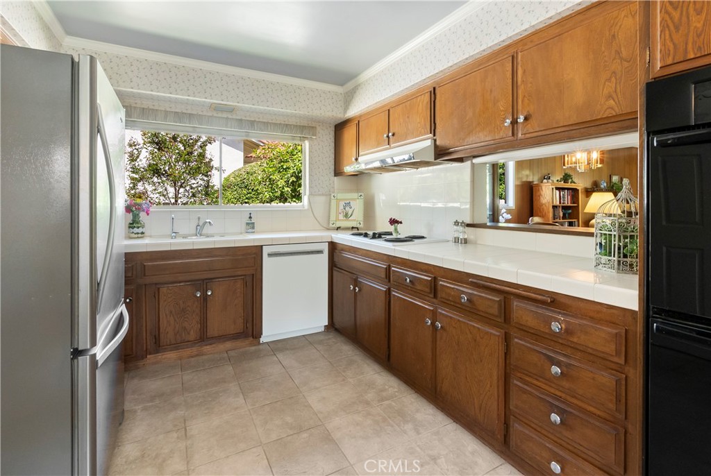 1615 Ransom Road Riverside, CA 92506 - Photo 10 of 32 Kitchen