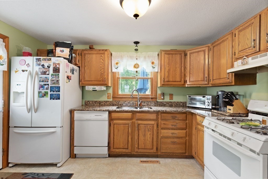 13 Kingsfield Road Dracut, MA 01826 - Photo 4 of 33 Gallery Image 4