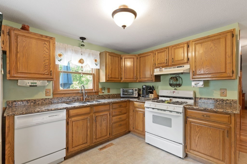 13 Kingsfield Road Dracut, MA 01826 - Photo 6 of 33 Gallery Image 6
