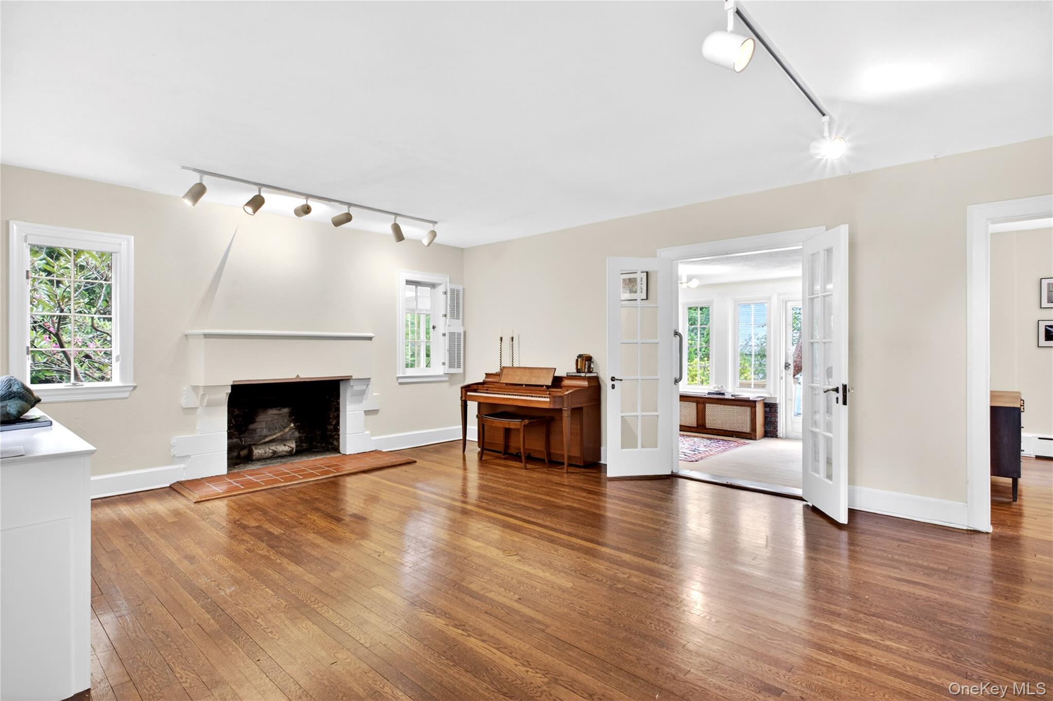 10 Crescent Road Port Washington, NY 11050 - Photo 4 of 37