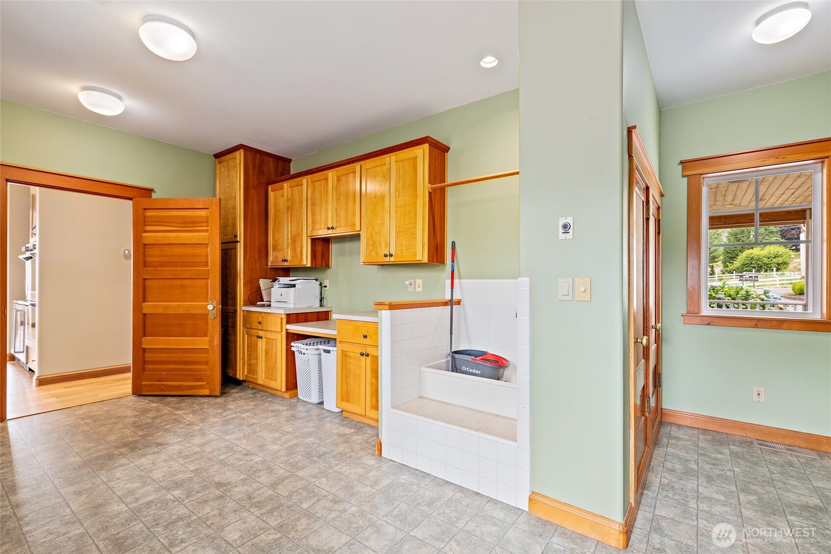 20076 Sinnes Road Mount Vernon, WA 98274 - Photo 11 of 40 a very nice looking room with a large window