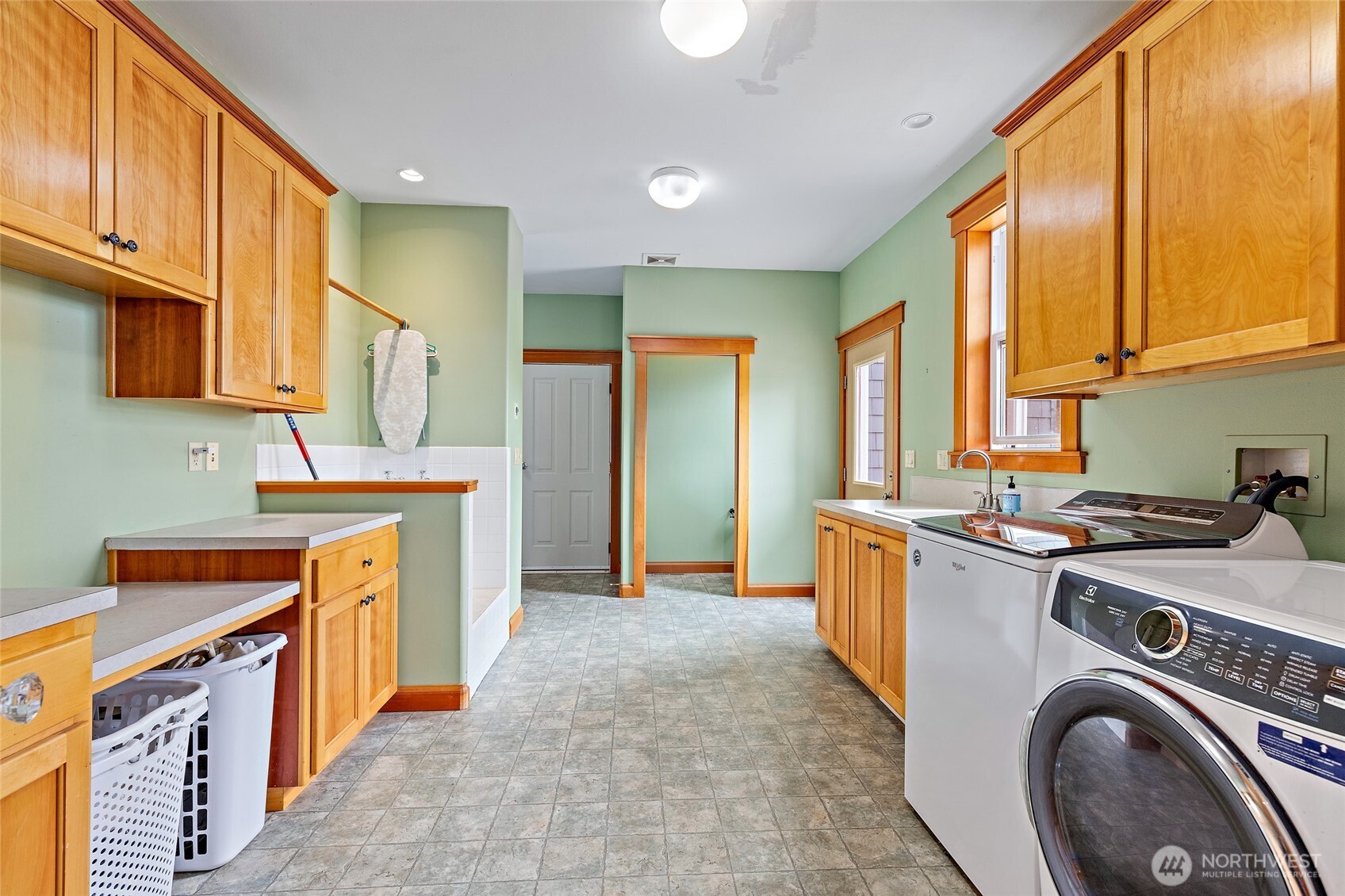 20076 Sinnes Road Mount Vernon, WA 98274 - Photo 12 of 40 a kitchen with stainless steel appliances granite countertop a stove a sink and a refrigerator