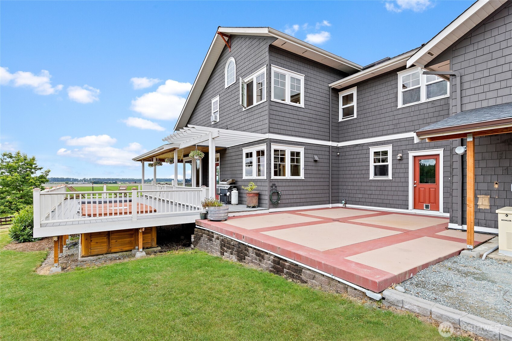 20076 Sinnes Road Mount Vernon, WA 98274 - Photo 25 of 40 a front view of a house with garden