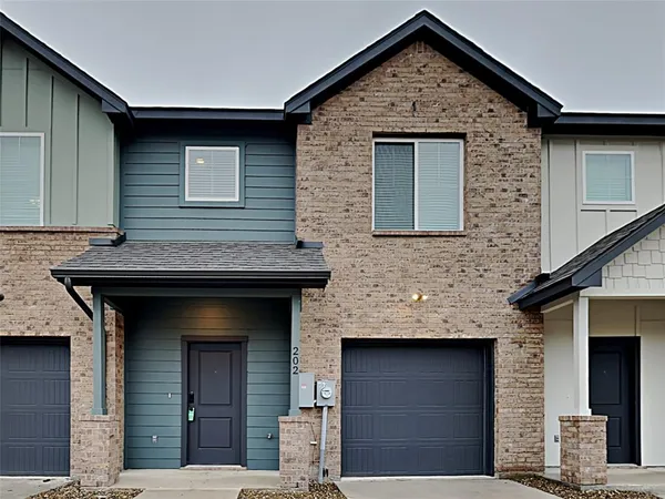 $738,500 | 201 Briarwood Lane, Forest Hill, TX 76140