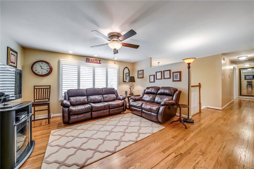 228 Wyngate Road Coraopolis, PA 15108 - Photo 3 of 25 Gallery Image 3