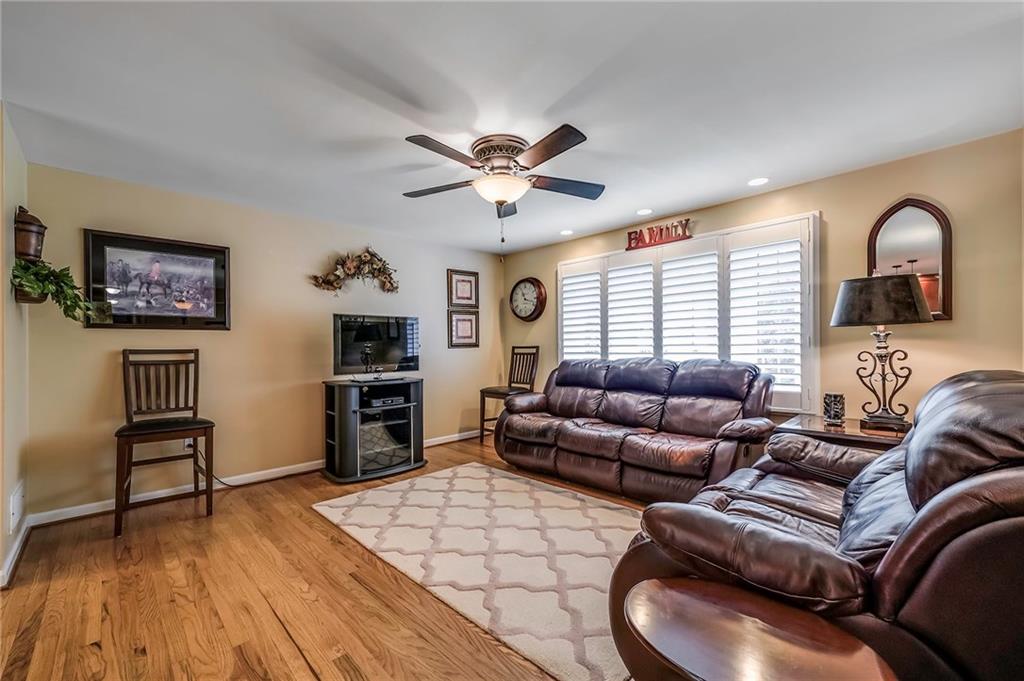 228 Wyngate Road Coraopolis, PA 15108 - Photo 4 of 25 Gallery Image 4