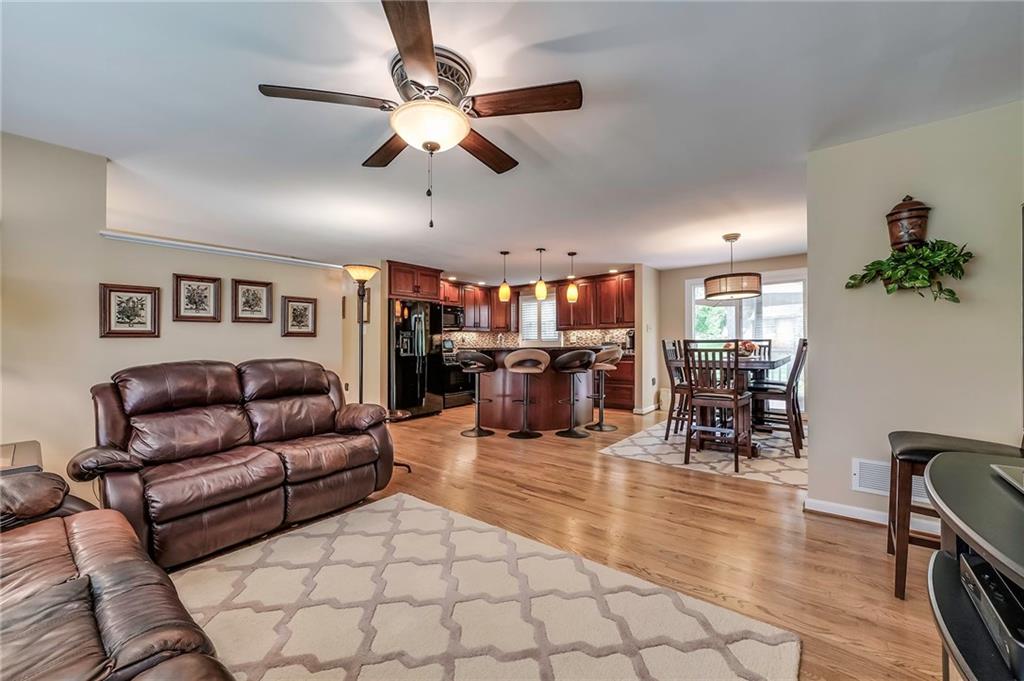 228 Wyngate Road Coraopolis, PA 15108 - Photo 5 of 25 Gallery Image 5