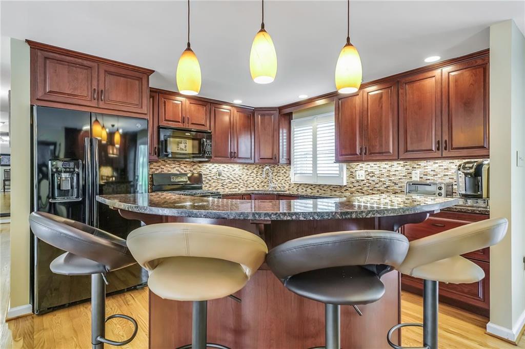 228 Wyngate Road Coraopolis, PA 15108 - Photo 6 of 25 Gallery Image 6
