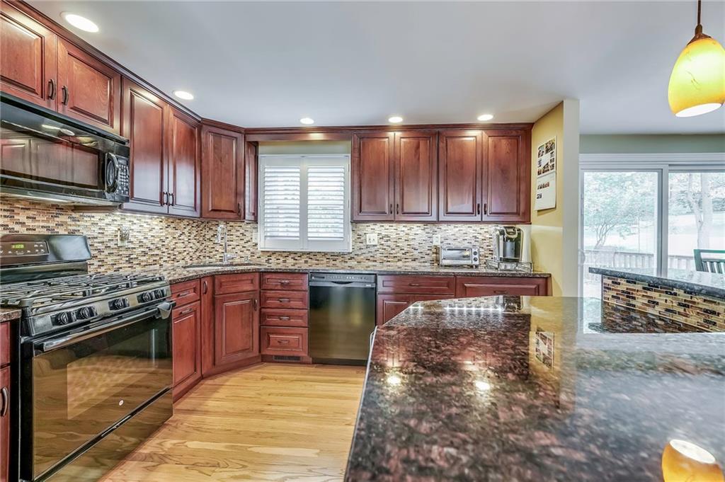 228 Wyngate Road Coraopolis, PA 15108 - Photo 8 of 25 Gallery Image 8