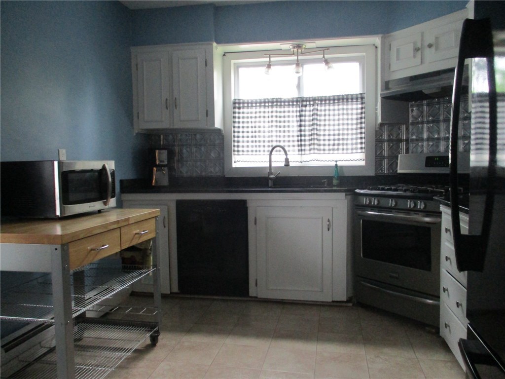 36 Whittier Road Pawtucket, RI 02861 - Photo 3 of 29