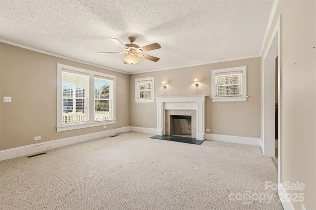 a view of livingroom with a ceiling fan