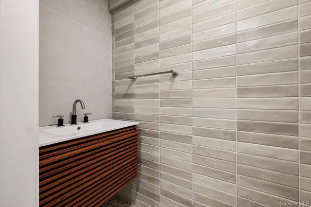 $1,925,000 | 8 Junard Drive, Roslyn, NY 11576