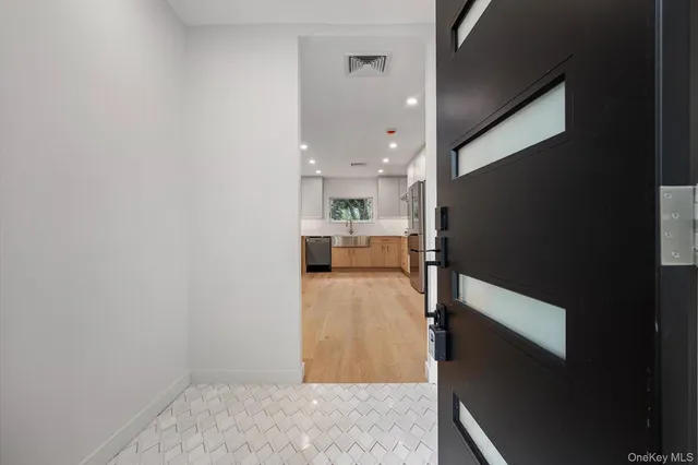 $1,925,000 | 8 Junard Drive, Roslyn, NY 11576