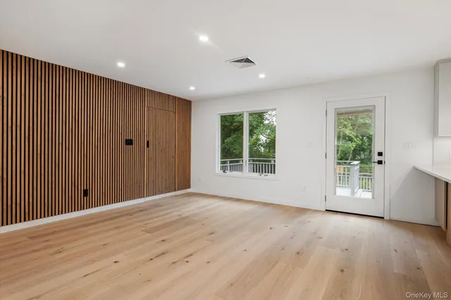 $1,925,000 | 8 Junard Drive, Roslyn, NY 11576