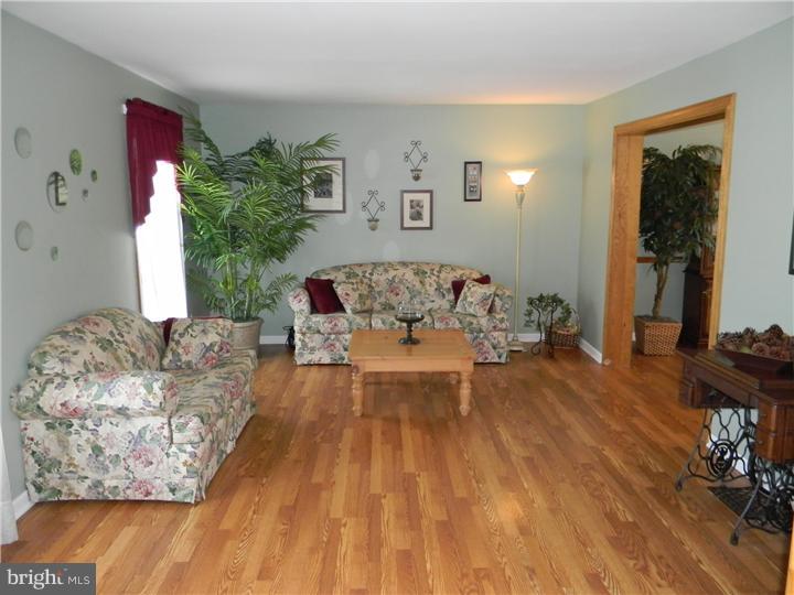 137 Chilton Road Langhorne, PA 19047 - Photo 2 of 18 Living Room