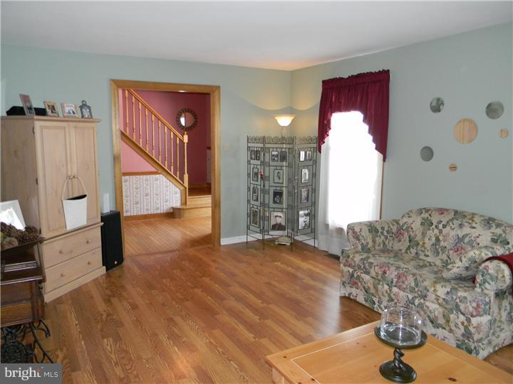 137 Chilton Road Langhorne, PA 19047 - Photo 3 of 18 Living Room