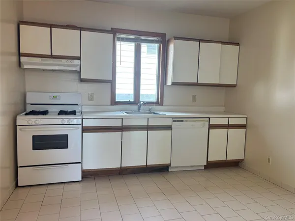 $2,500 | 47 Hartwell Place, Woodmere, NY 11598