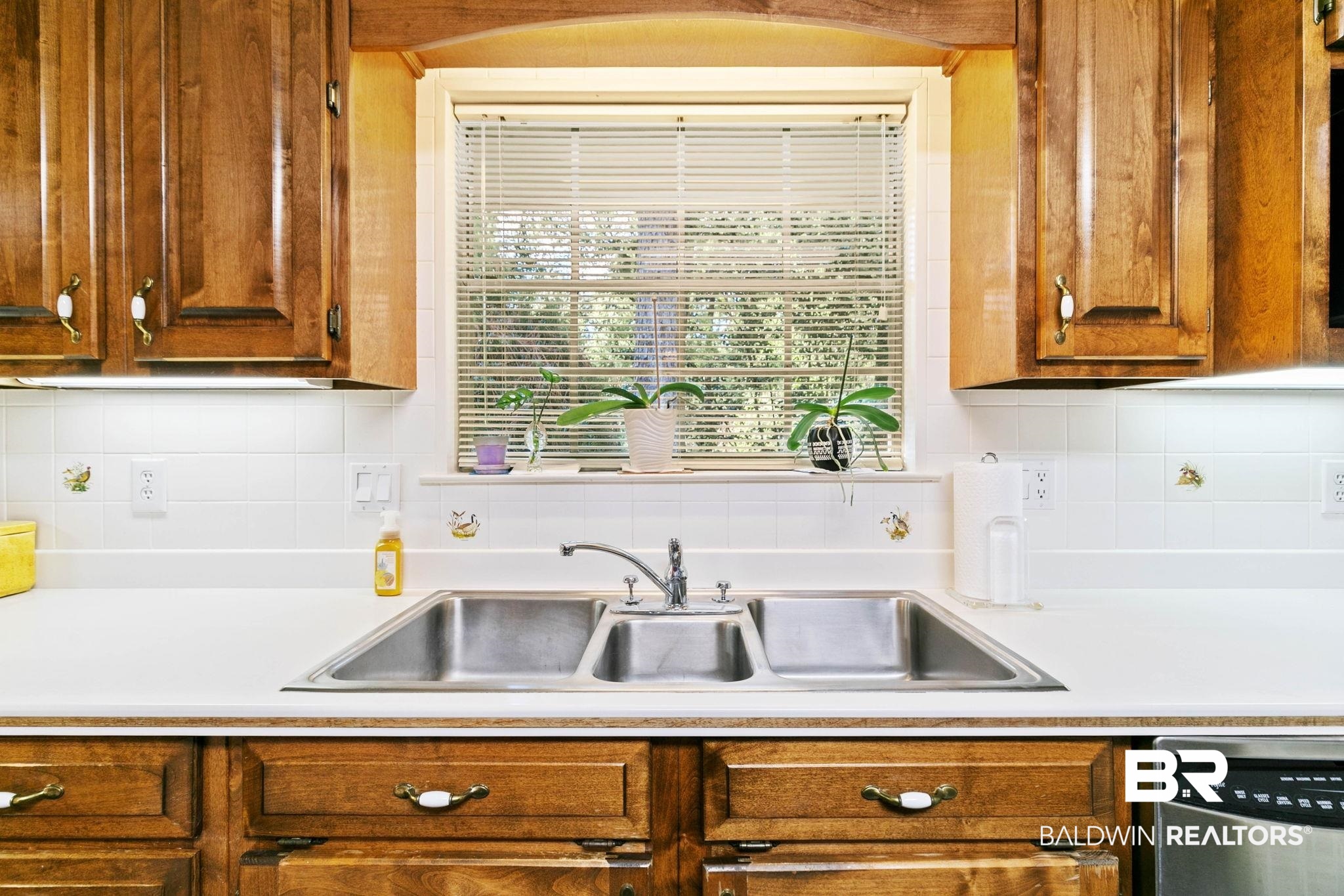 752 Evergreen Street Fairhope, AL 36532 - Photo 10 of 100 Kitchen with light countertops, tasteful backsplash, and stainless steel dishwasher