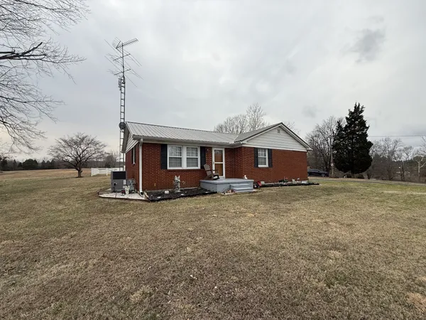a view of a house with backyard